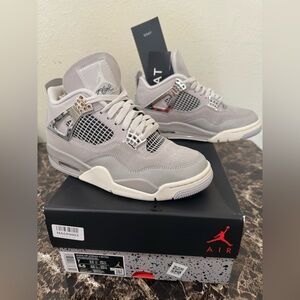 Jordan 4 Retro Light Gray Sneakers